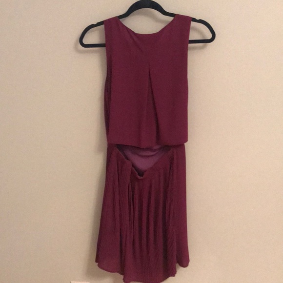 grape dress with opening in back & pleated skirt - Picture 2 of 3